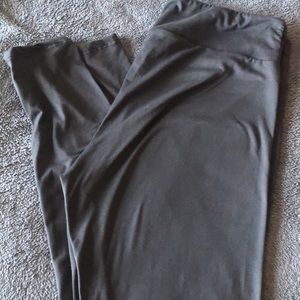 Lularoe Solid Black 🦄 TC Leggings